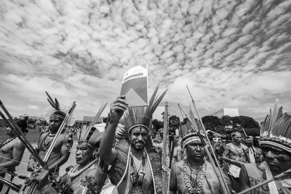 Indígenas em protesto contra a transferência da demarcação de suas terras para o Ministério da Agricultura, em Março de 2019.