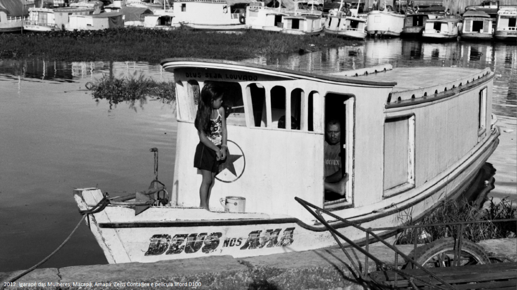 menina em barco no igarape das mulheres macapa