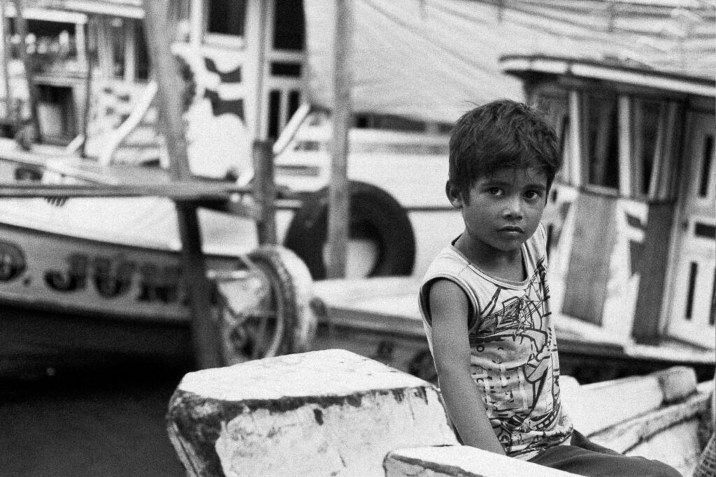 menino barco pará