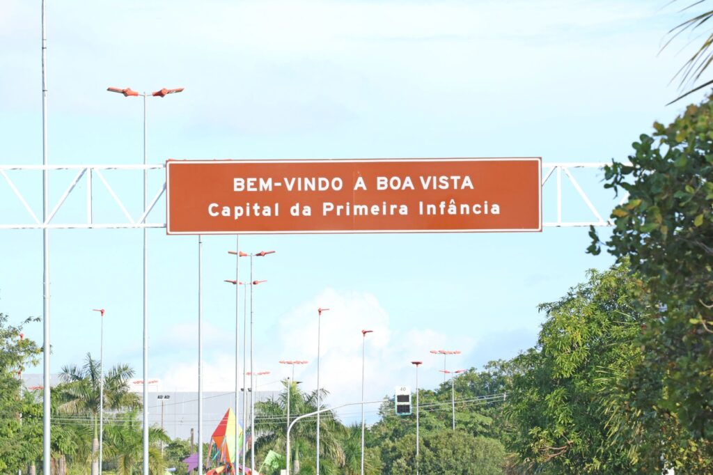 Placa marrom que diz: Bem-vindo à Boa Vista. Capital da Primeira Infância