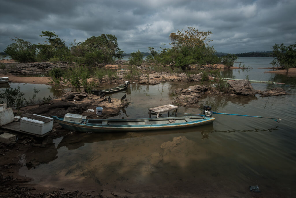 Um barco parado em uma parte rasa do rio Xingu