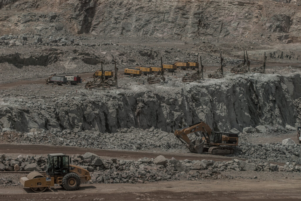 Parede gigante de concreto de Belo Monte. As escavadeiras parecem miniaturas na escala da foto