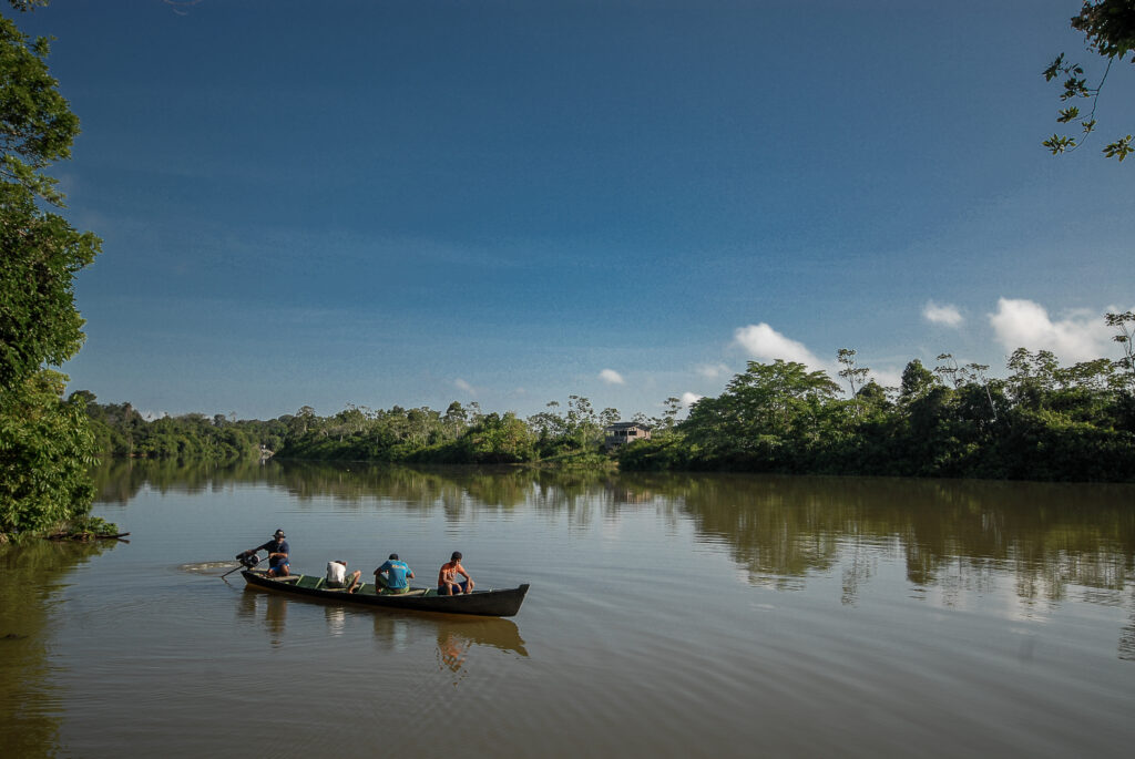 Canoa corta o rio Xingu