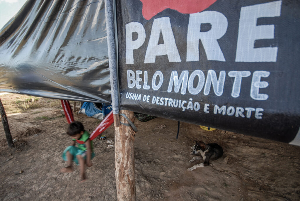 Acampamento com faixa: Pare Belo Monte