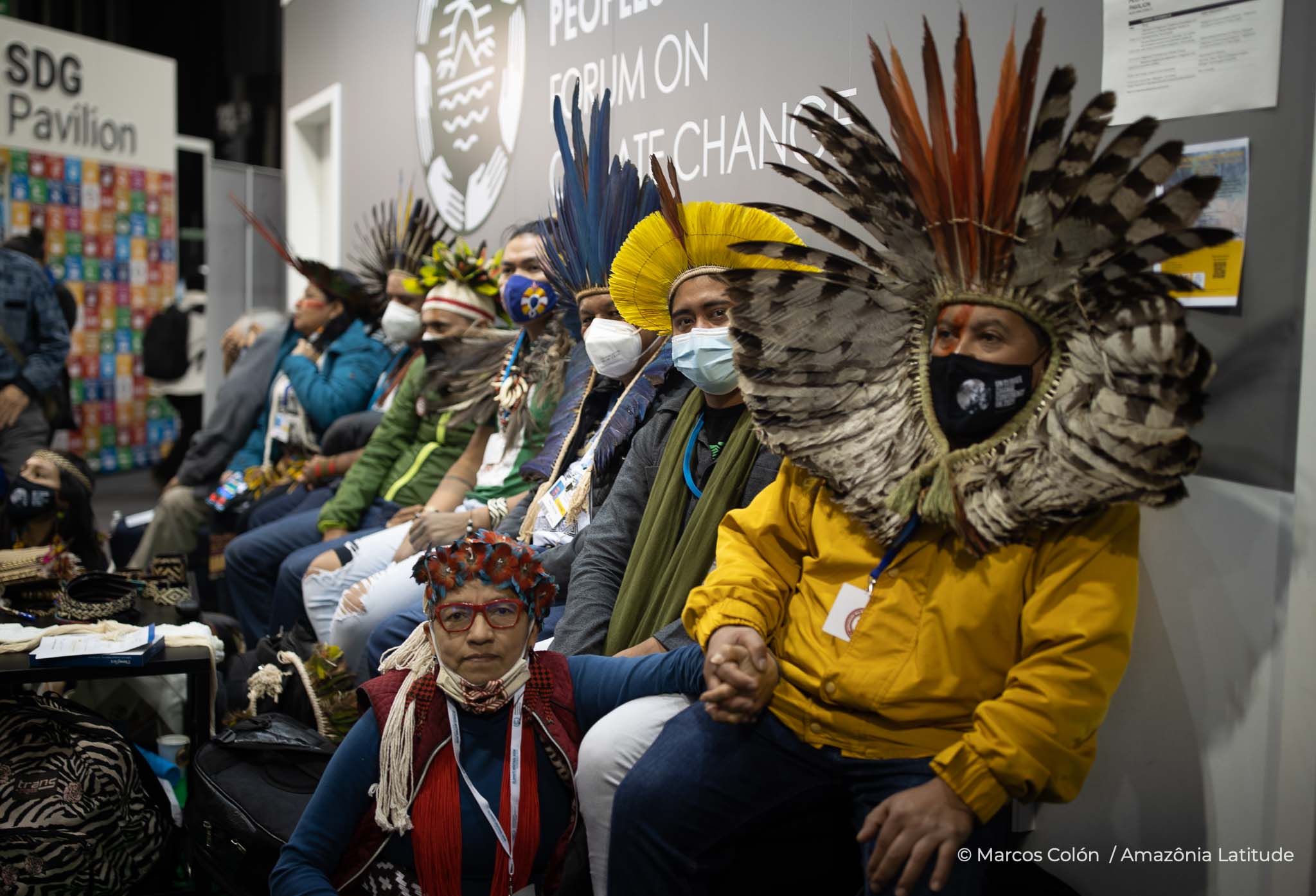 Grupo de indígenas sentados