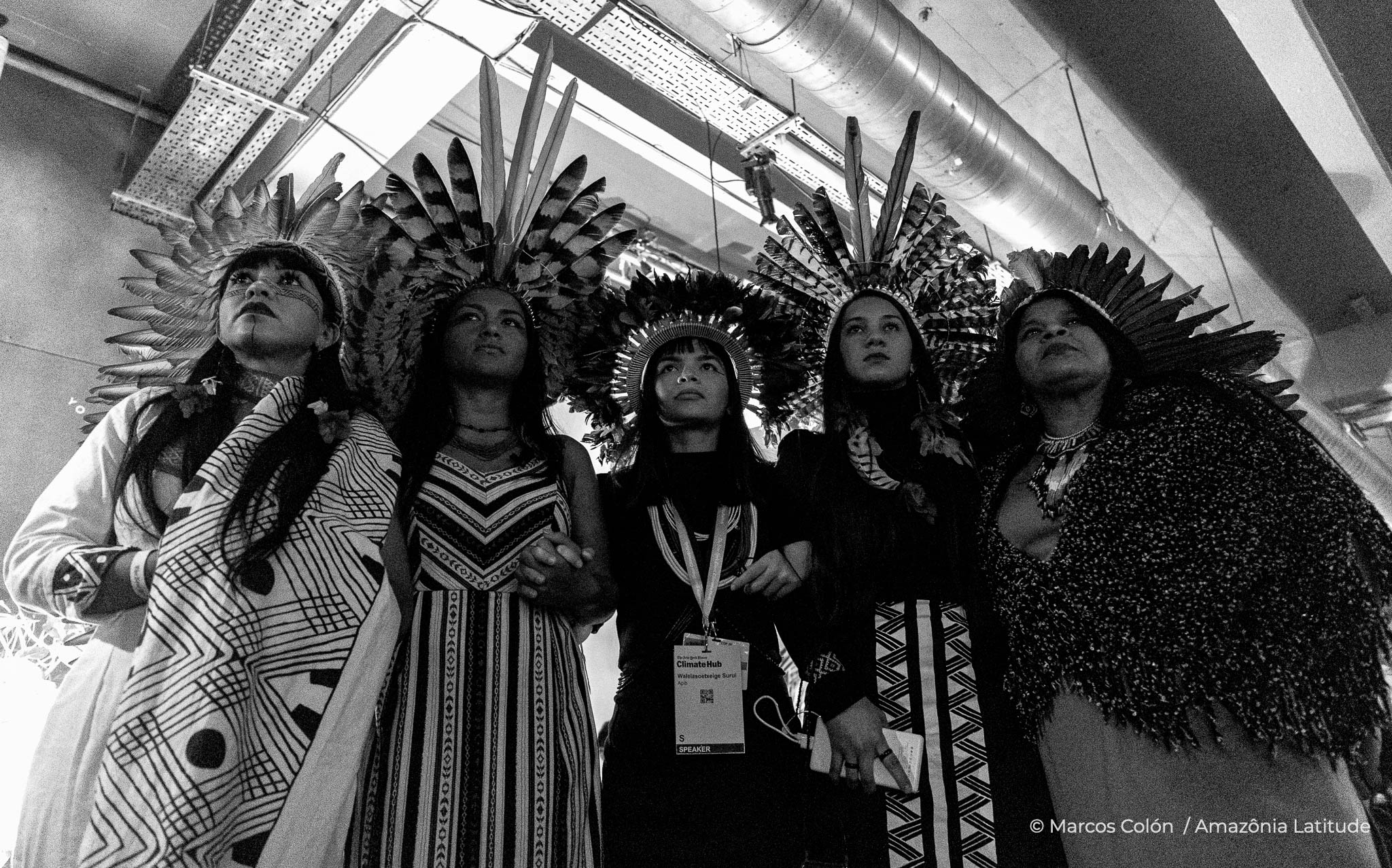 grupo de mulheres indígenas em pé lado a lado