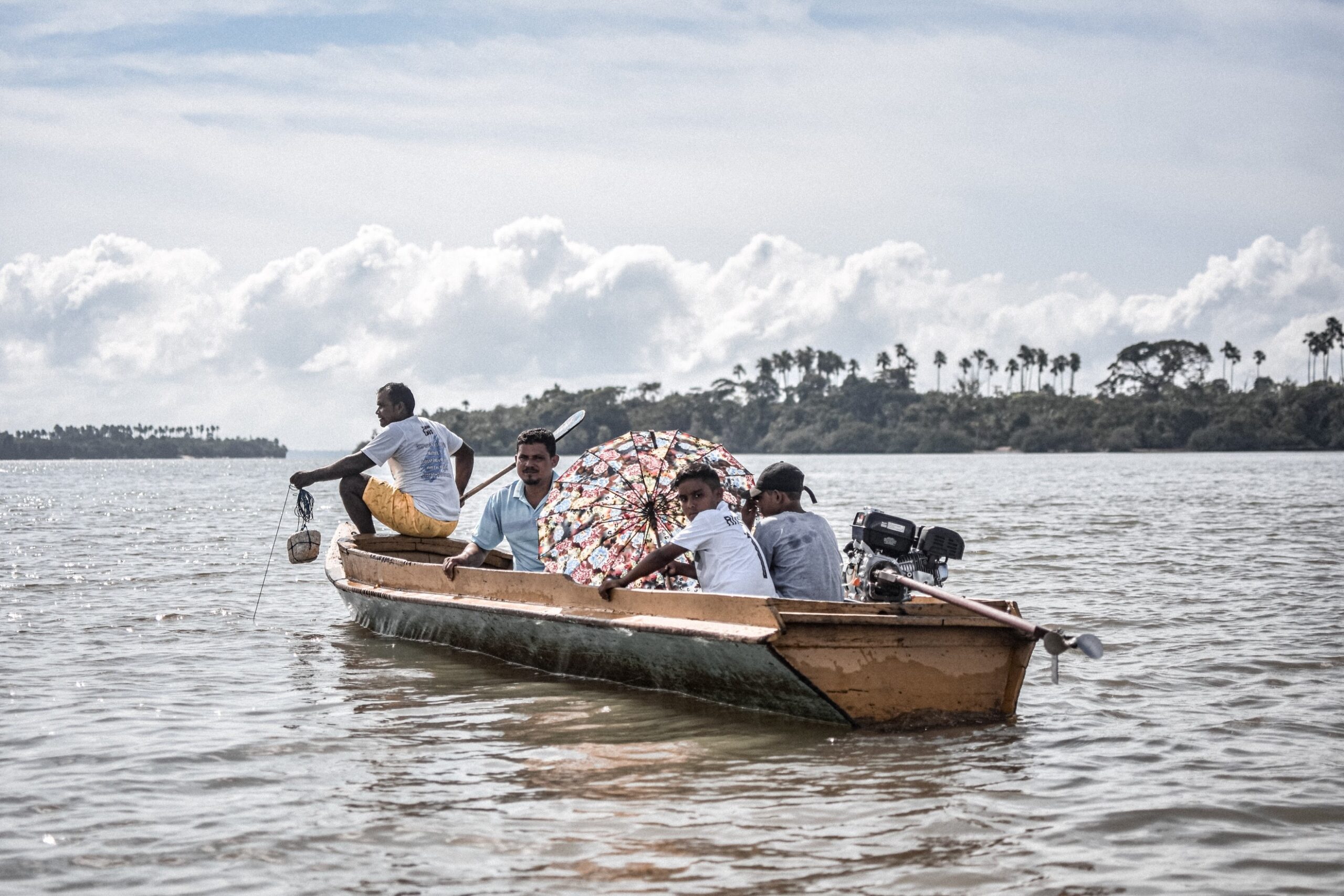 Um grupo de pescadores em Abaetetuba (PA) no rio.
