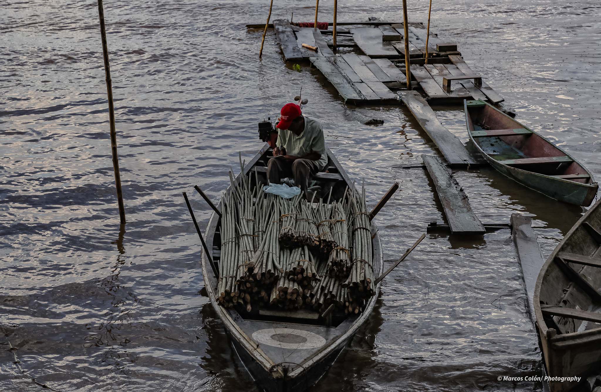 homem em um barco, escrevendo. A poética da pan-amazônia