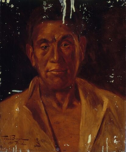 Pintura em óleo sobre tela de um homem indígena, retratado olhando diretamente para a frente, como se fosse uma fotografia. Ele tem marcas de expressão no rosto, cabelos pretos e pele marrom. Veste um camisão amarelado.