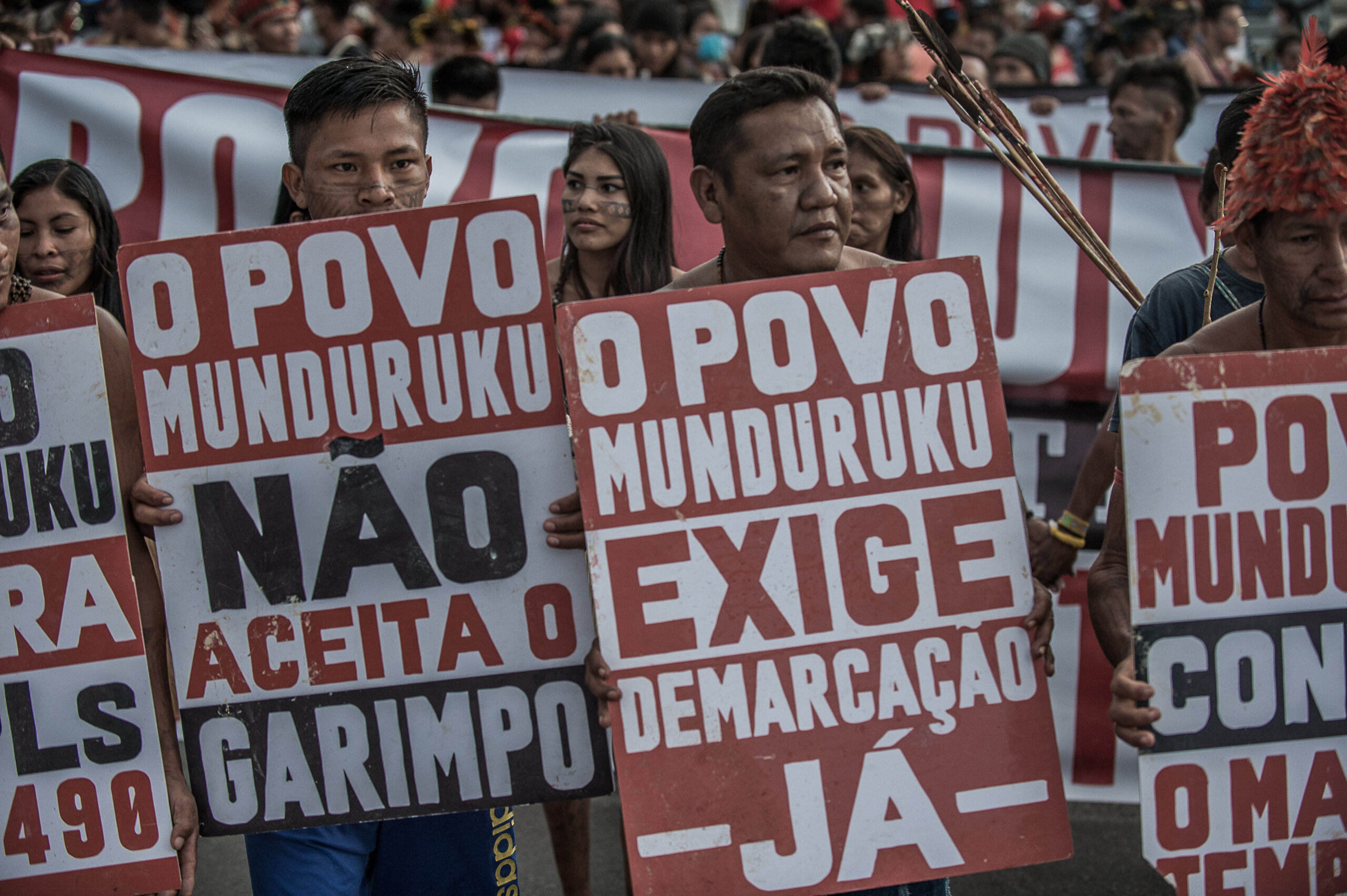 Indígenas Munduruku erguem cartazes em protesto do Acampamento Terra Livre, onde se lê: "O povo munduruku exige demarcação já"