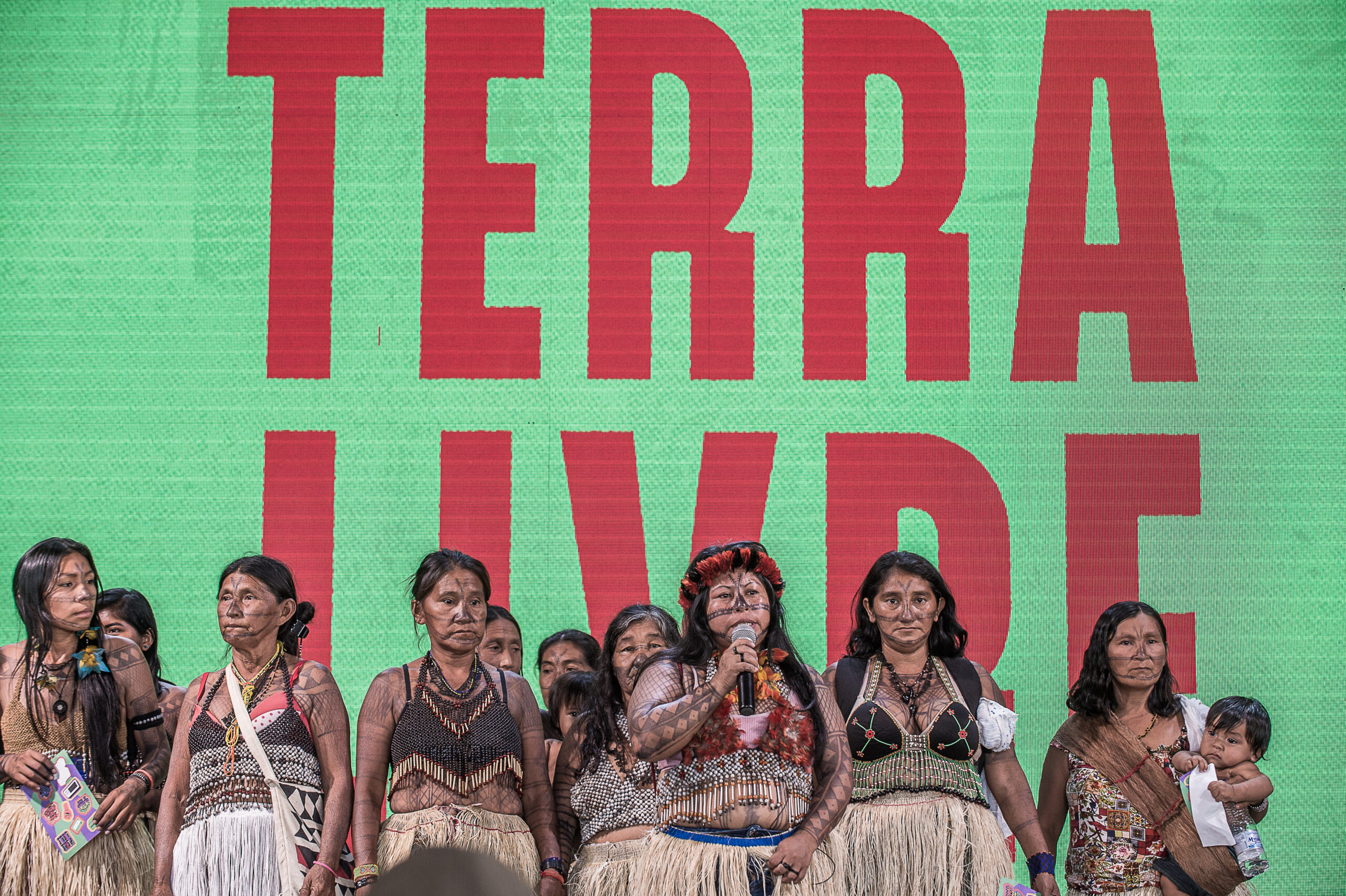 Mulheres indígenas discursam em palco do Acampamento Terra Livre
