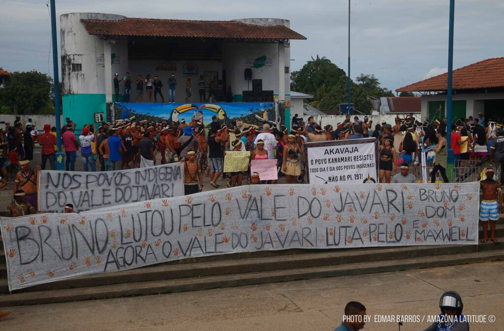 Indígenas seguram cartazes dizendo: Bruno e Dom.
