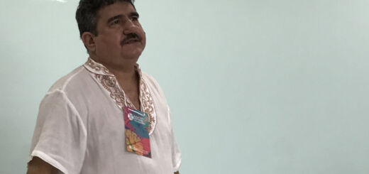 Na foto, Lindomar Dias Padilha, coordenador do Conselho Indigenista Missionário (CIMI), fala sobre o desastre climático.