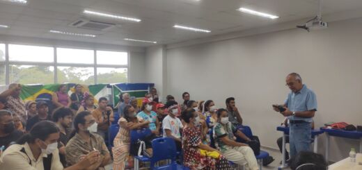 Ex-senador do Amapá, João Caperibe, fala ao público em uma sala de aula sobre bioeconomia durante o X FOSPA