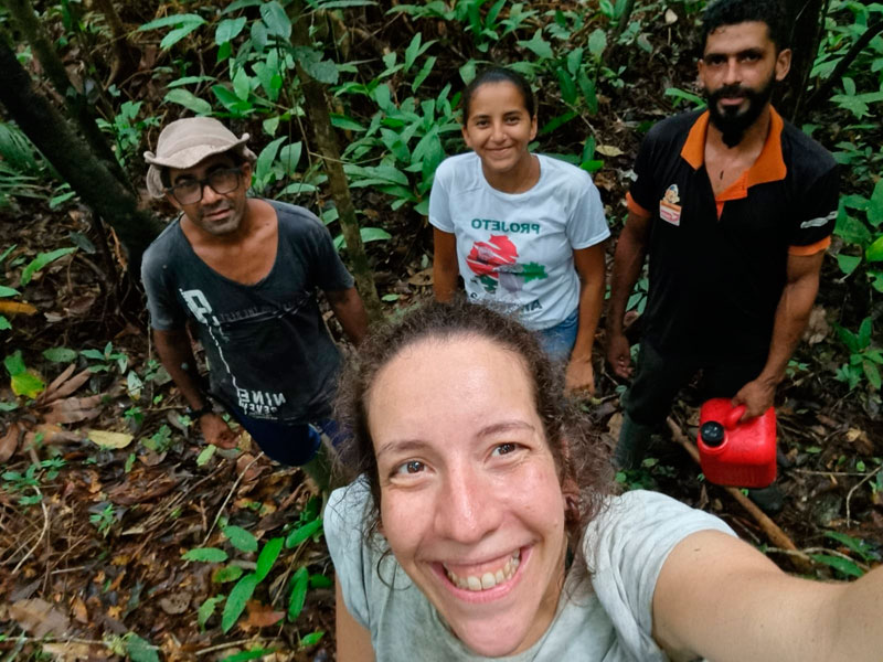 Foto em selfie. Érika Berenguer posa com sua equipe de trabalho de campo