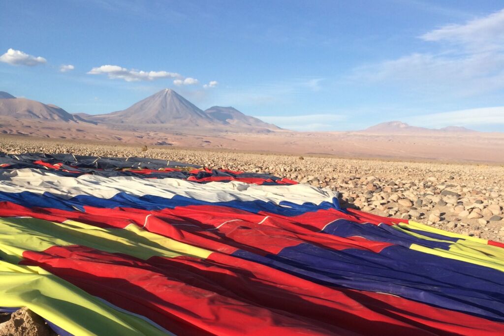 Balão desinflado no deserto do Atacama.