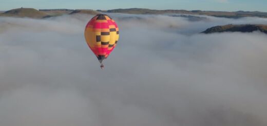 Um balão colorido nas nuvens