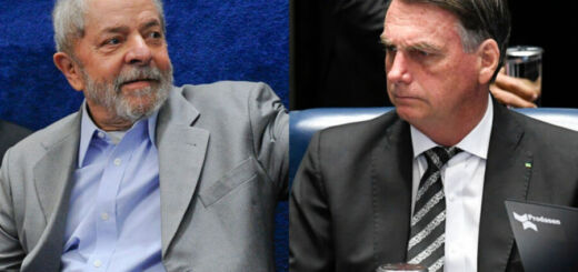 Montagem de fotos mostra candidato à presidência Lula, do lado esquerdo, vestindo terno cinza e camisa azul, e Bolsonaro à esquerda, vestindo terno preto e gravata listrada.