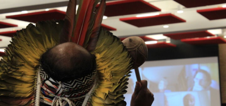 Indígena com cocar durante sentença de crime contra humanidade de Bolsonaro