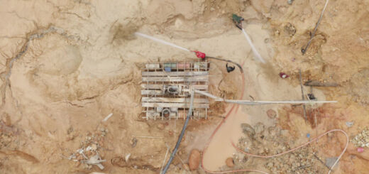 Foto aérea mostra área enlameada onde ocorre garimpo na Amazônia.