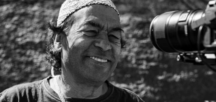 Foto em preto e branco de Ailton Krenak sorrindo