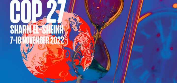 Arte digital nas cores azul, roxo e vermelho, com uma ampulheta, um globo que simula o planeta Terra e o logo da COP 27, a Conferência das Nações Unidas sobre as Mudanças Climáticas.