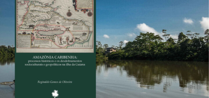 Capa do livro “AMAZÔNIA CARIBENHA: processos históricos e os desdobramentos socioculturais e geopolíticos na ilha da Guiana” (EDUFRR, 2020). A capa é verde e possui um mapa antigo na metade superior. Ao fundo, está uma fotografia de um rio com floresta na margem.