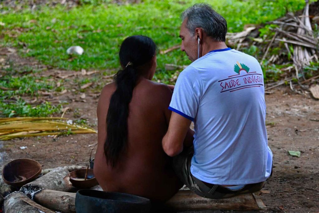 O médico Erik Jennings durante um plantão na Aldeia Zoé. Foto: Marcos Colón / Amazônia Latitude.