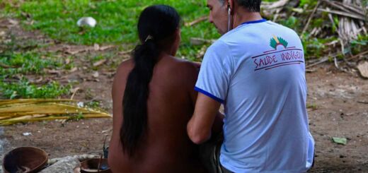 O médico Erik Jennings durante um plantão na Aldeia Zoé. Foto: Marcos Colón / Amazônia Latitude.