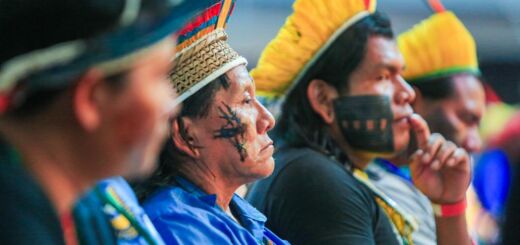 Indígenas em plenária em Belém