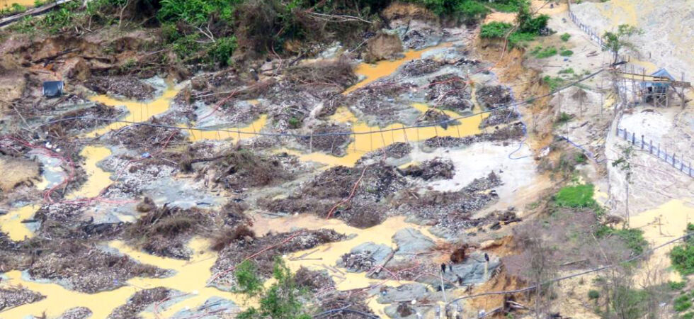 Rastro de destruição causada pelo garimpo na Terra Indígena Yanomami em Roraima em março de 2023. Foto: Dario Kopenawa