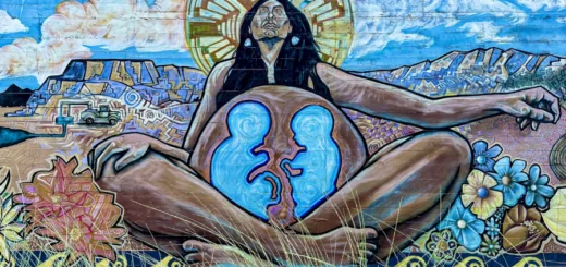 Murais 'Water Writes’ indígenas, por Estria Foundation. Mãe Terra grávida de gêmeos simboliza o impacto de nossas escolhas nas futuras gerações