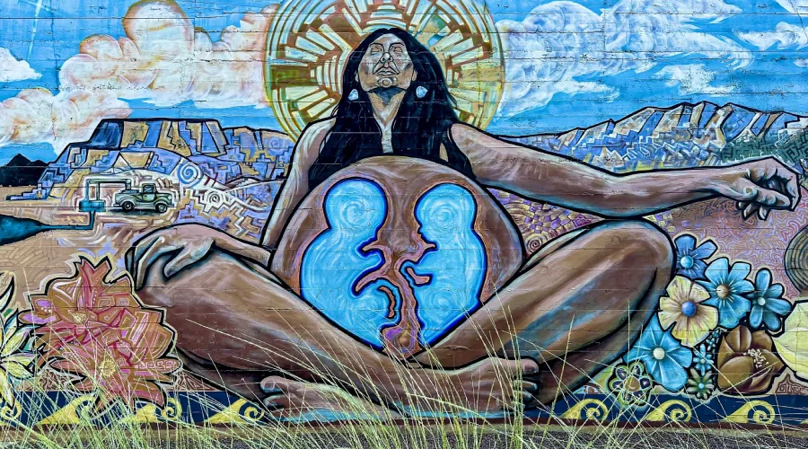 Murais 'Water Writes’ indígenas, por Estria Foundation. Mãe Terra grávida de gêmeos simboliza o impacto de nossas escolhas nas futuras gerações