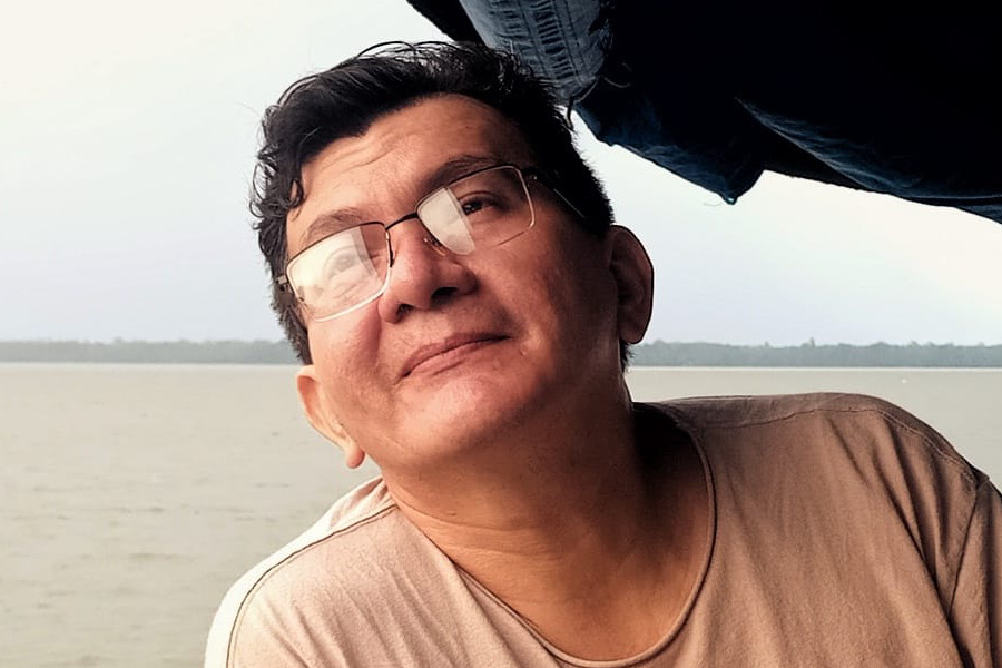 A poesia nos ajuda a escapar das opressões, diz Clei Souza