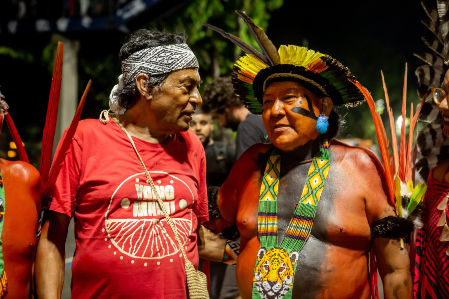 Ailton Krenak, left, with Davi Kopenawa Yanomami. Photo: Lela Beltrão/SUMAÚMA.