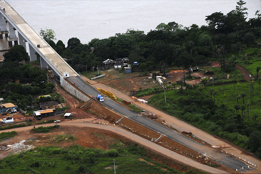 Obras na ponte sobre o rio Madeira da rodovia BR 319 em Rondônia