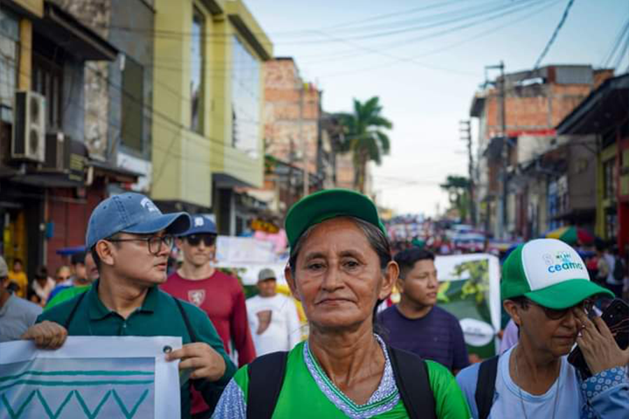 Señora participa en la Marcha por la Vida en Calle Napo, Iquitos