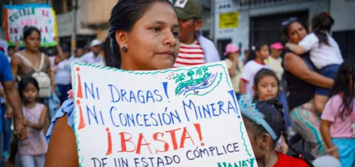Mujer participa en la Tercera Marcha por la Vida en Jirón Próspero, Iquitos.
