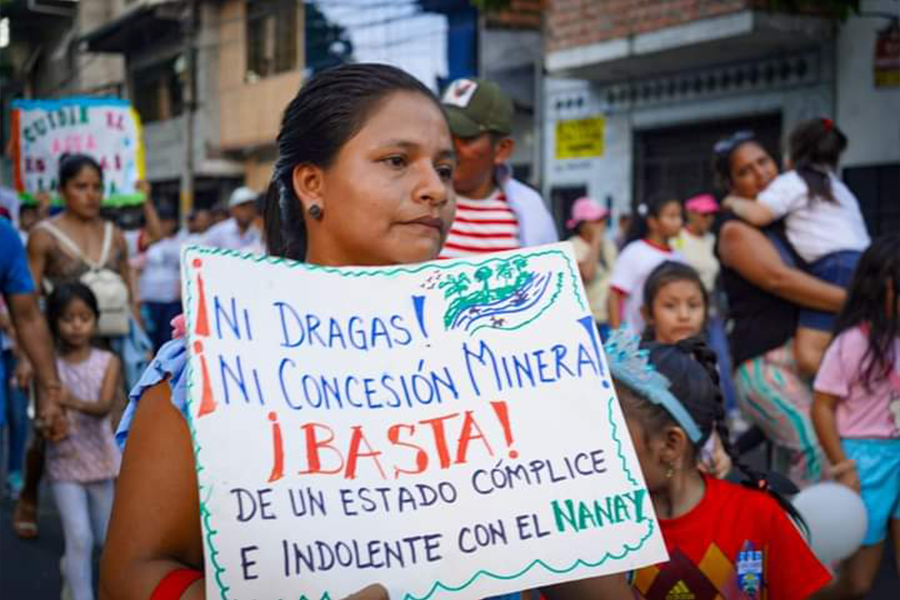 Mulher participa da Marcha pela Vida na Jirón Próspero, em Iquitos
