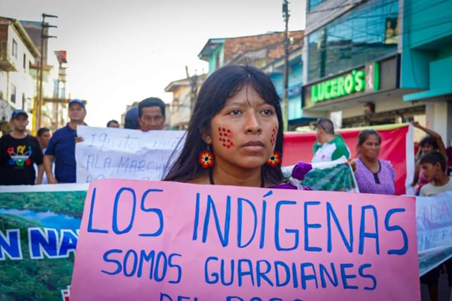 Mulher protesta na Jirón Próspero, em Iquitos