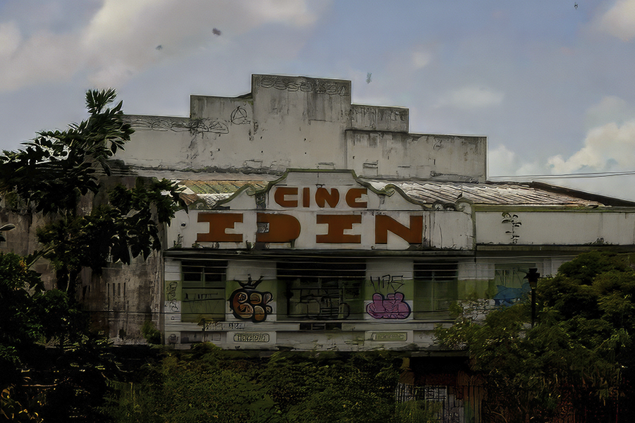 Fachada do Cine Éden, abandonado na Rua Jonathas Pedrosa. 