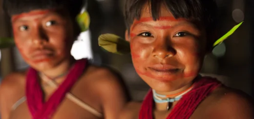Dois jovens Yanomami olham e sorriem para a câmera