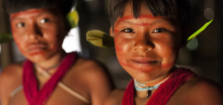 Dois jovens Yanomami olham e sorriem para a câmera