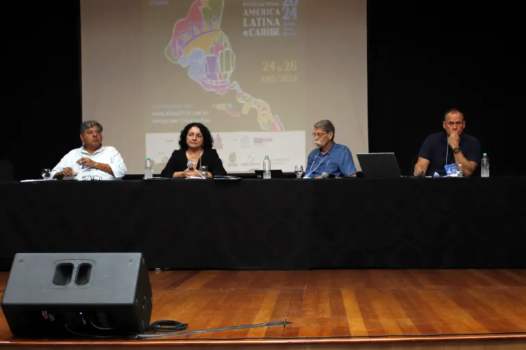 Mesa Redonda "Democracia e conjuntura política na América Latina e Caribe".