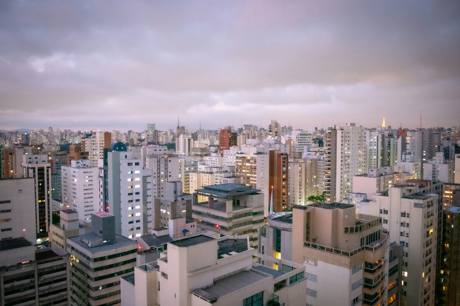 Cidade de São Paulo com clima nublado.