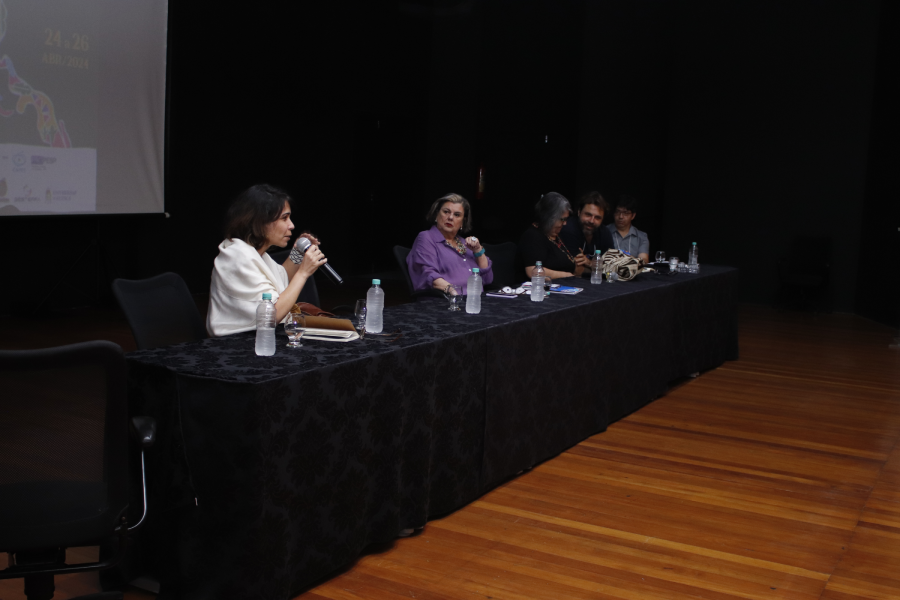 Mesa redonda “Urgências climáticas, agentes presentes no debate pré-COP 30 e perspectivas em conflito”