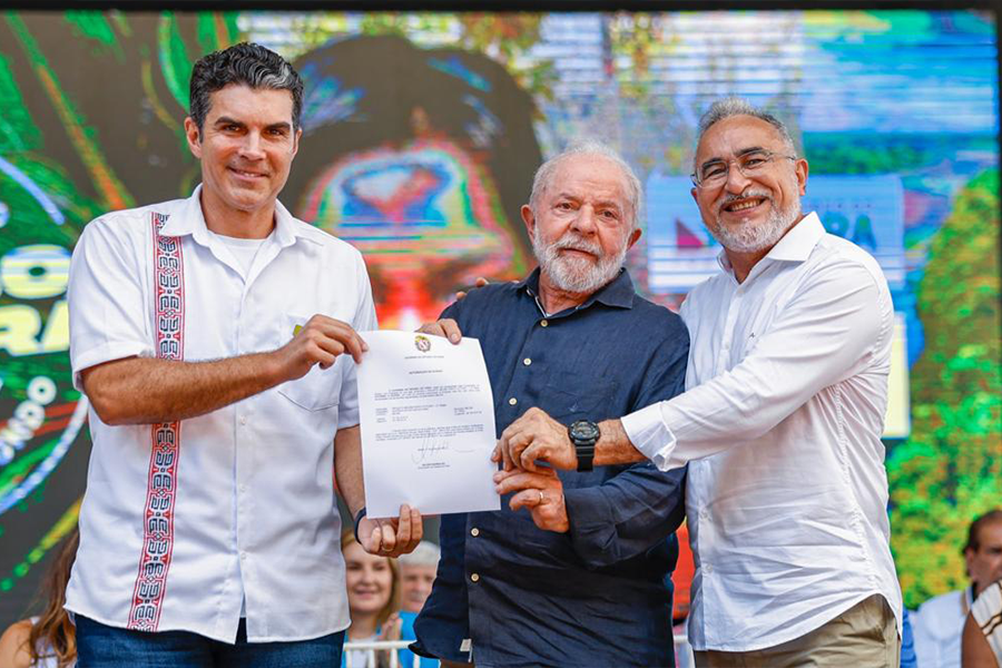 Helder Barbalho, Presidente Lula e Edmilson Rodrigues, prefeito de Belém, na cerimônia de anúncio da COP 30 em Belém.