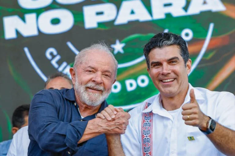 Presidente Lula com o governador do Pará, Helder Barbalho, durante a cerimônia de anúncio da COP 30 em Belém
