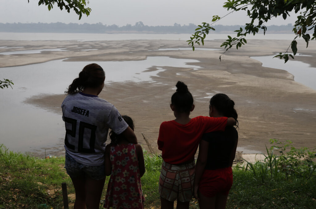 Crianças observam o leito seco do rio Madeira, durante a maior estiagem da história, na comunidade Paraizinho, em Humaitá (AM), sábado, 07 de setembro de 2024.