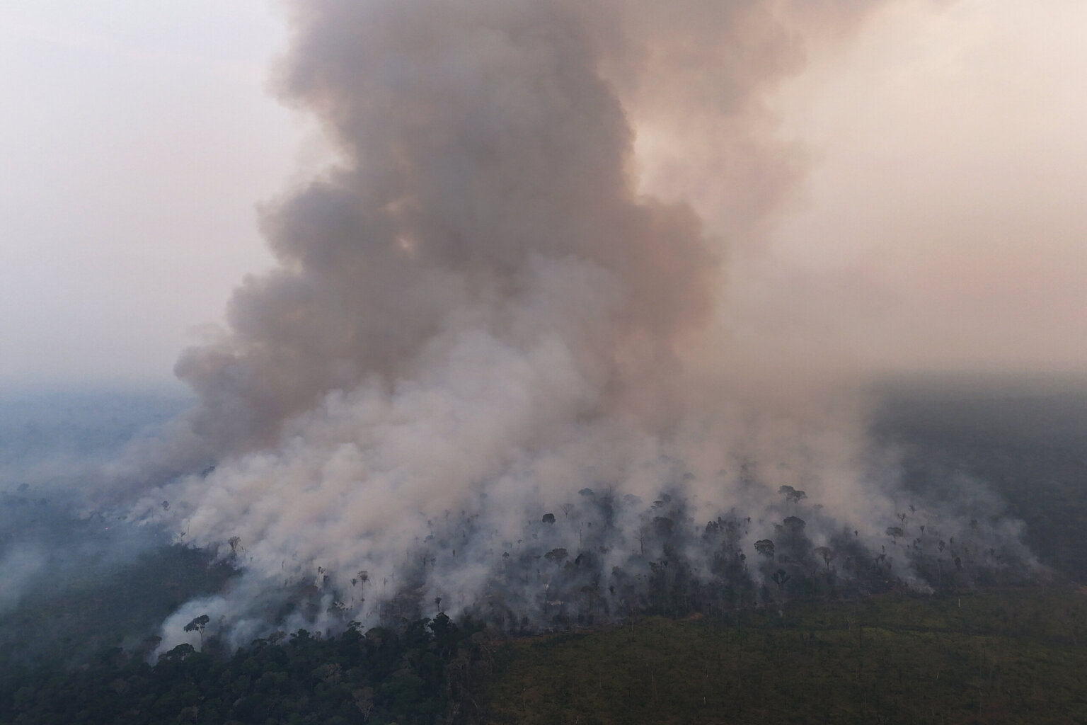 Queimada atinge area da floresta Amazônica, na margem da BR-230 (Transamazônica), em Lábrea (AM), quarta-feira, 04 de setembro de 2024. Dados do INPE indicam que nesses quatro dias de setembro, já foram registrados 10.032 focos de queimadas no bioma Amazônico.